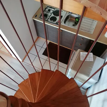 아파트 Apartman Ustrine