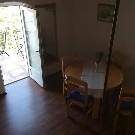 Apartman Ustrine *